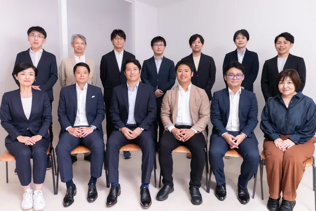 川崎事業所のメンバーの集合写真。